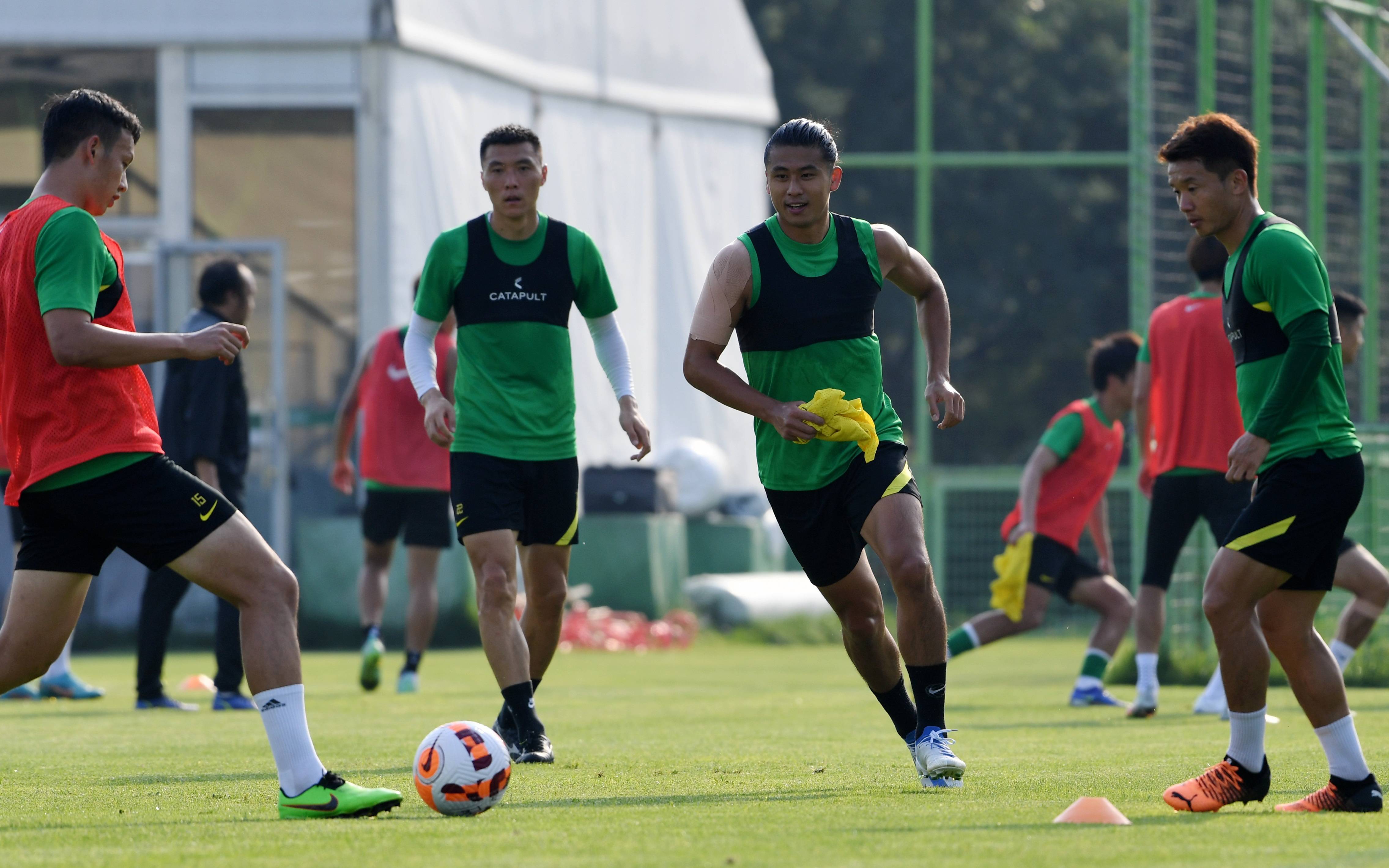 包含北京国安训练开放日，赛后完成体检引欢呼，社区盾在即，数据趋势出现新变化的词条