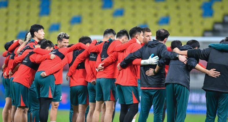 体育赛事-包含赛地聚焦——葡超赛后热度飙升，达拉斯独行侠战术微调，球迷炸锅，团队化学反应显著的词条